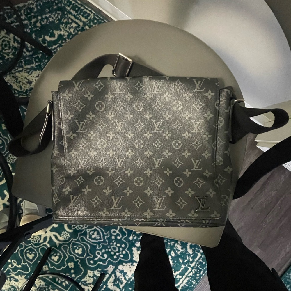 Louis Vuitton Messenger bag